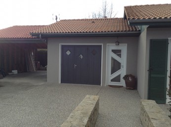 Porte de garage 3 volets et porte d'entrée BPSC Océane