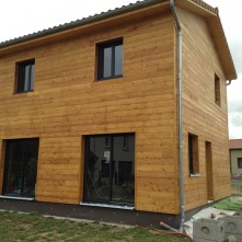 Porte-fenêtre et fenêtre assorties sur maison BBC bois par Porte fenêtre et volets assortis design réalisés par BPSC Océane