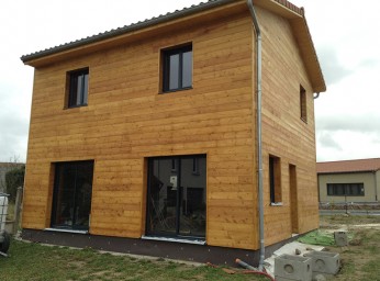 Porte-fenêtre et fenêtre assorties sur maison BBC bois par Porte fenêtre et volets assortis design réalisés par BPSC Océane