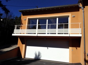 Garde corps de terrasse et porte de garage